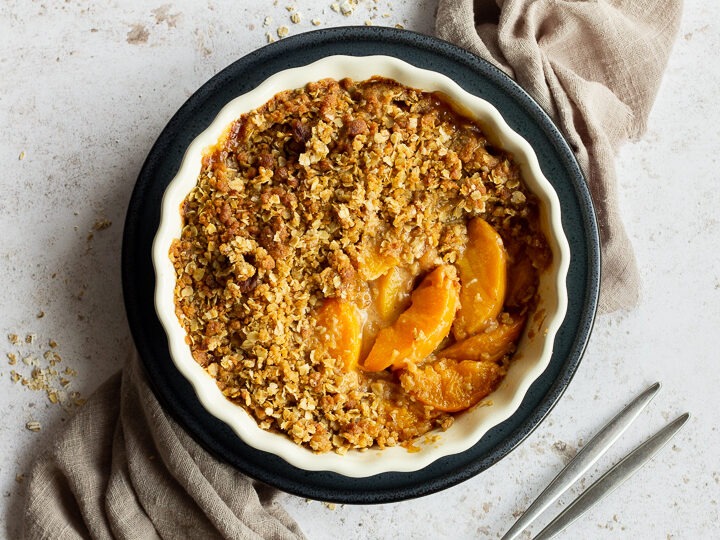 Peach crisp with fresh peaches
